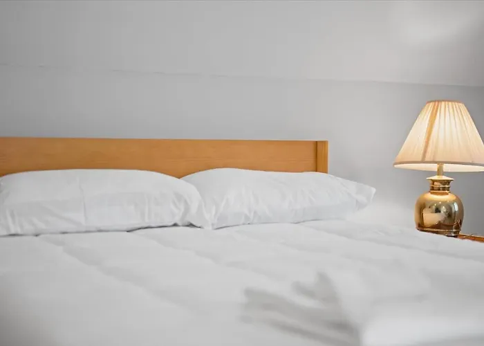 Classic 4 Square - Easy Access To Town And Airport *