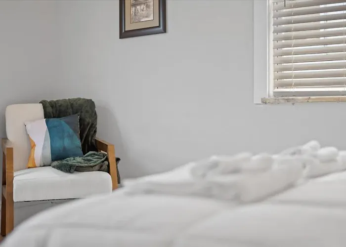 Holiday home Classic 4 Square - Easy Access To Town And Airport