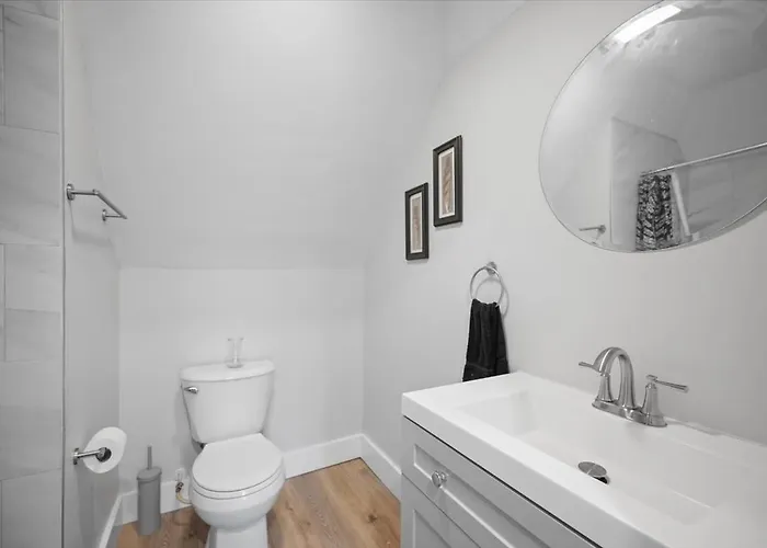 Classic 4 Square - Easy Access To Town And Airport
