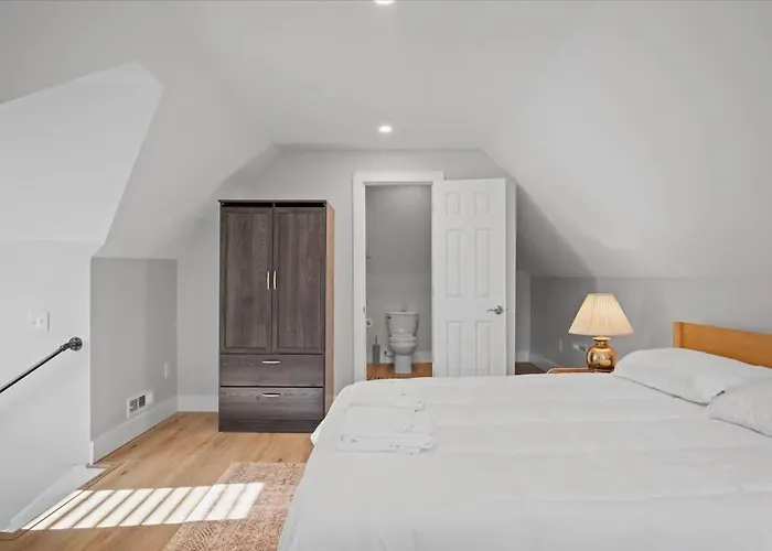 Classic 4 Square - Easy Access To Town And Airport *