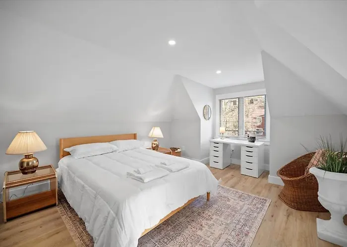 Classic 4 Square - Easy Access To Town And Airport Holiday home Pittsburgh