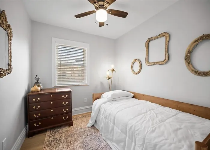 Holiday home Classic 4 Square - Easy Access To Town And Airport *
