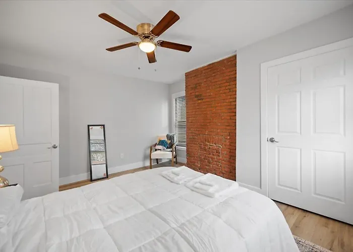 Classic 4 Square - Easy Access To Town And Airport *