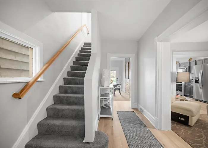 Classic 4 Square - Easy Access To Town And Airport