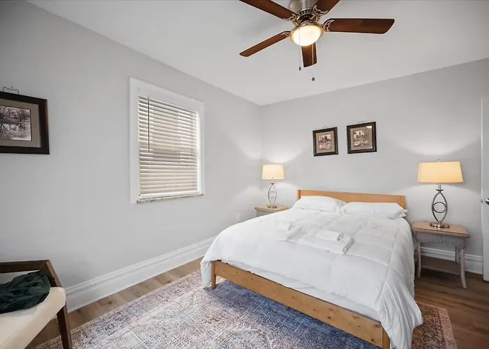Classic 4 Square - Easy Access To Town And Airport Holiday home