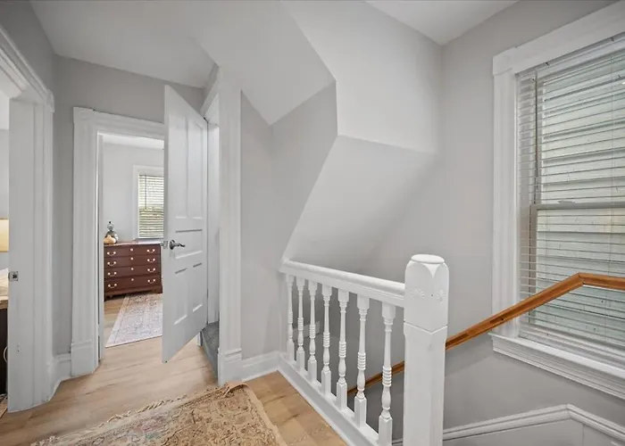Classic 4 Square - Easy Access To Town And Airport