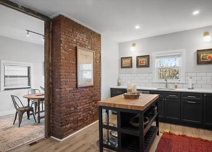 Classic 4 Square - Easy Access To Town And Airport